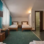 Hotel Goral & *